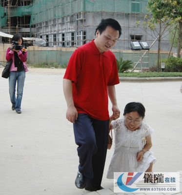 仪陇盲哥情牵遂宁“豌豆公主”