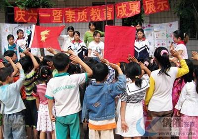 秋垭小学与留守儿童共度“六·一”儿童节