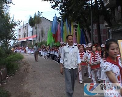 阳通小学歌声如潮庆六一，园丁甘露促成长