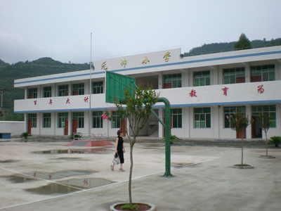 成都空军情牵山区教育