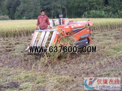 农机上农田 农民笑开颜