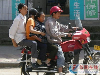 两轮摩托载四人 要命的超载