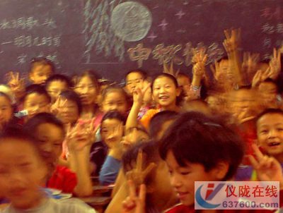 留守孩子度佳节，柳小师生共欢庆