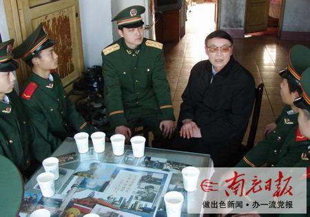 听雷锋班班长讲雷锋的故事