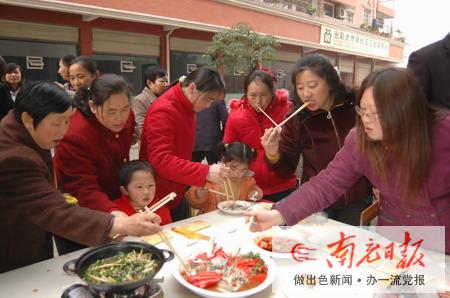 厨艺进社区  妇女乐开颜