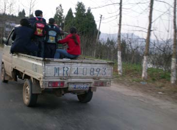 违规载人  真危险