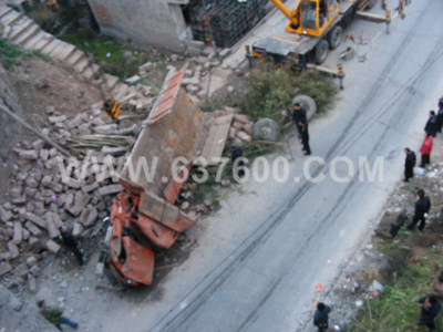 急弯处 卡车冲破护栏杆。。。。。。