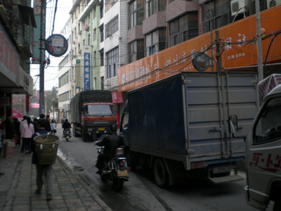 违规“逆行” 奎星街车堵一串串