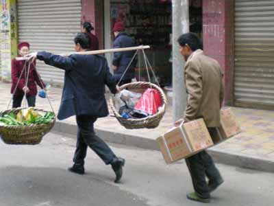 仪陇新风尚 朴实菜农快乐助人