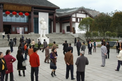 不等免费 朱德故居纪念园依然游人如织