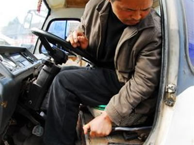 没有手刹，出站客车竟被签单“合格”