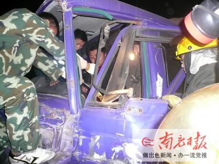 新政镇货车撞“晕” 抵倒电杆 车内两人受伤杆