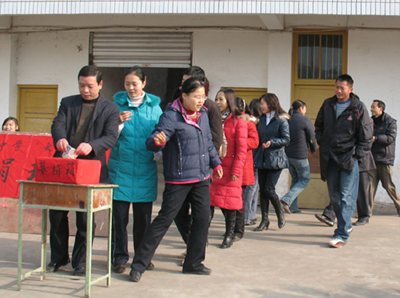 双中师生为学校爱心社捐款