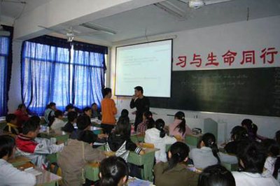 县实验校与南充职业技术学院附中学进行校际交流