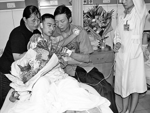 重庆副市长帮忙寻亲 受伤父子医院团圆