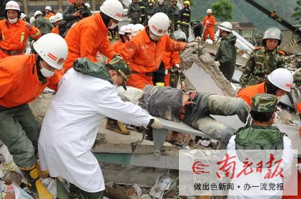 民航局组织55架飞机        运送7450名救援人员飞赴灾区