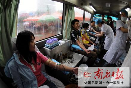 这边捐款捐物  那边献血灾区