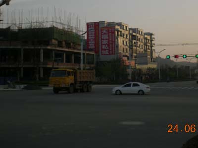 红灯车不停 文明出行亟待加强