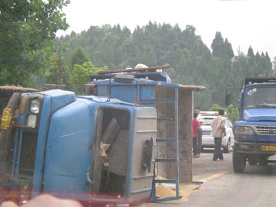 “新马路段”发生一起货车侧翻事故