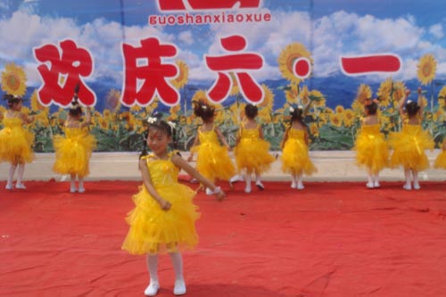 仪陇果山小学柳树店联小举行“六、一”庆祝活动