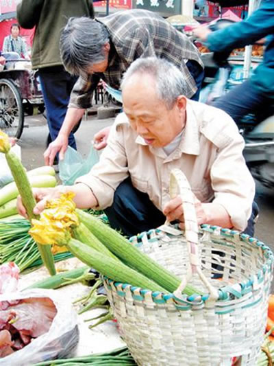 环保意识入民心 市民钟情菜篮子