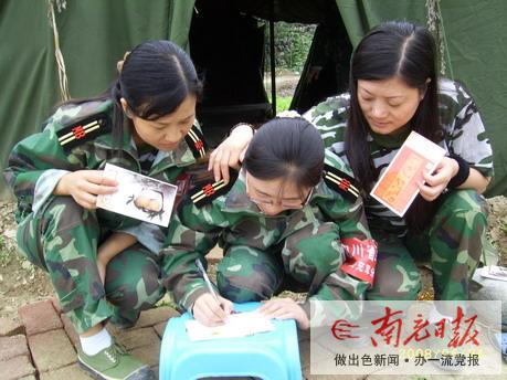 抗震救灾贺卡上    写满对党的生日祝福