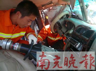 司机被困 119持大剪刀救人