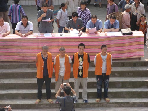 举起正义之剑 还校园一片安宁