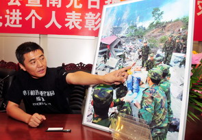 他拍摄的“敬礼娃娃”感动世界——访绵阳晚报图片新闻部主任杨卫华