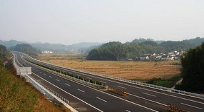 高速公路横穿村庄