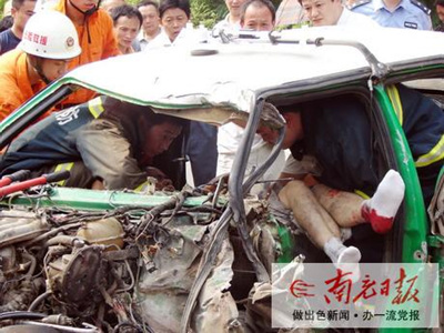 “的士”撞变形 四乘客梦中毫发未伤