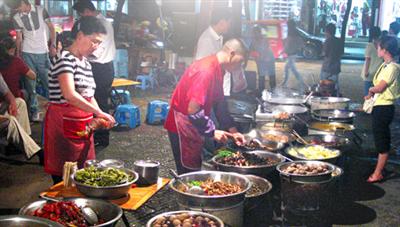 夏日夜摊生意俏