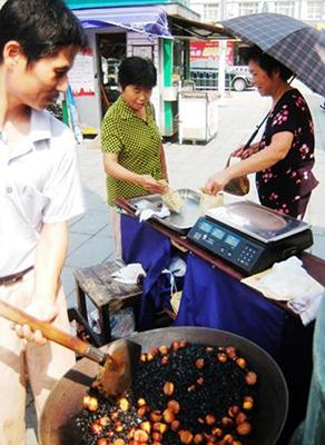 天气转凉炒货热 新鲜板栗生意闹