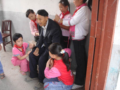 马鞍小学师生慰问敬老院孤寡老人