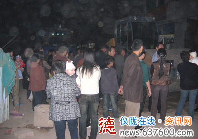 压路机过街 百余名居民齐声叫停