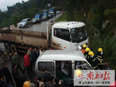 两车相撞 10分钟救出被困人员