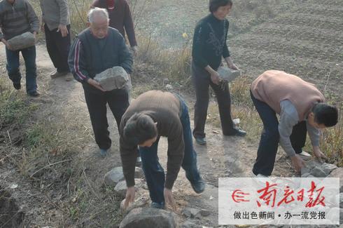 一群老年人演奏乡村和谐曲