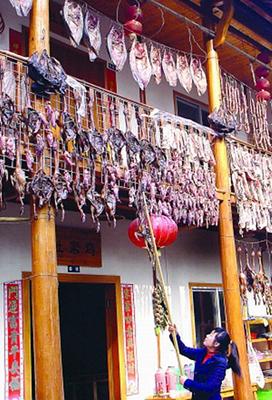 “改革开放三十年 俺家腊肉挂成串”