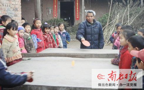 35年马鞍镇瓦子坪村民办教师肖顺平送走一批又一批学生