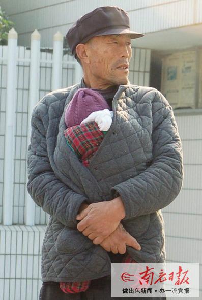 老人当“袋鼠” 舐犊深深情
