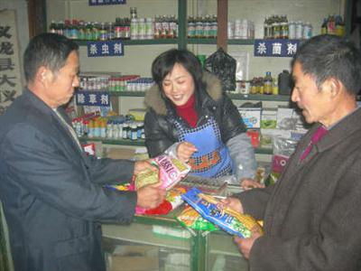 人勤春来早 农民购种忙