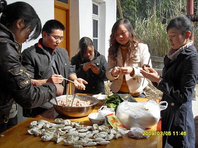 热腾腾的水饺 暖了孤寡老人的心