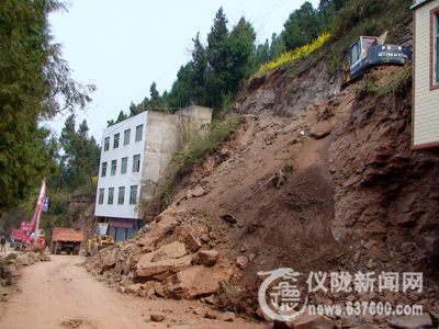 建房危及公路畅通 罚款四千