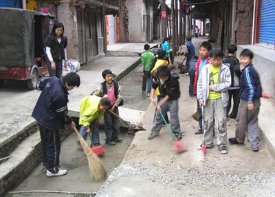 乐兴小学全体师生打扫校园周边环境