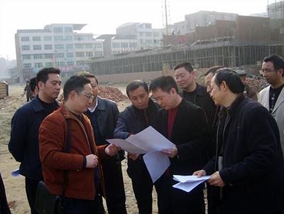 县长陈科到新政小学研究学校改扩建工作