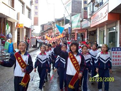 学校携手社区，共创文明礼仪