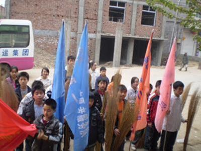 铜鼓中学开展青年志愿者服务活动