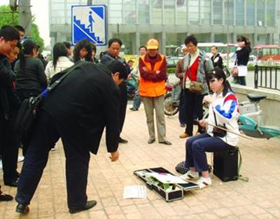 一家姐妹仨 同门学音乐 仪陇一19岁女孩街头卖艺筹学费