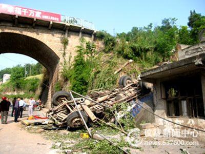 深夜  货车坠下10米旱桥
