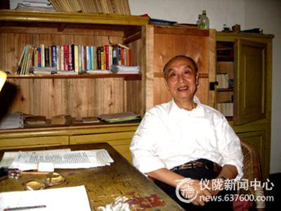 发出夕阳光一缕  春花面前展风流